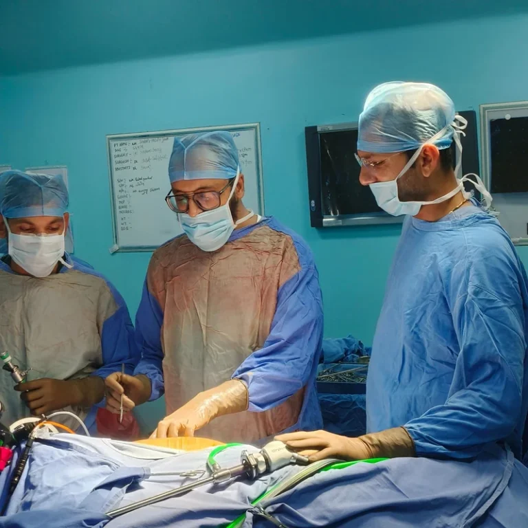Dr Yusuf Saifee performing laparoscopic nephrectomy surgery with OT team in Indore
